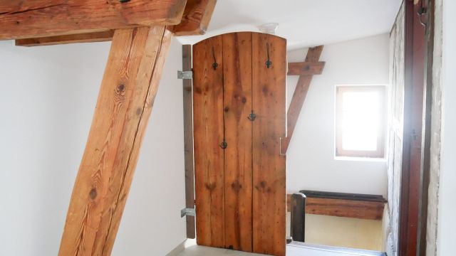 Ansicht des Eingangsbereichs im oberen Geschoss mit Garderobe und Fenster, im Hintergrund Treppe zur Eingangstür im Erdgeschoss